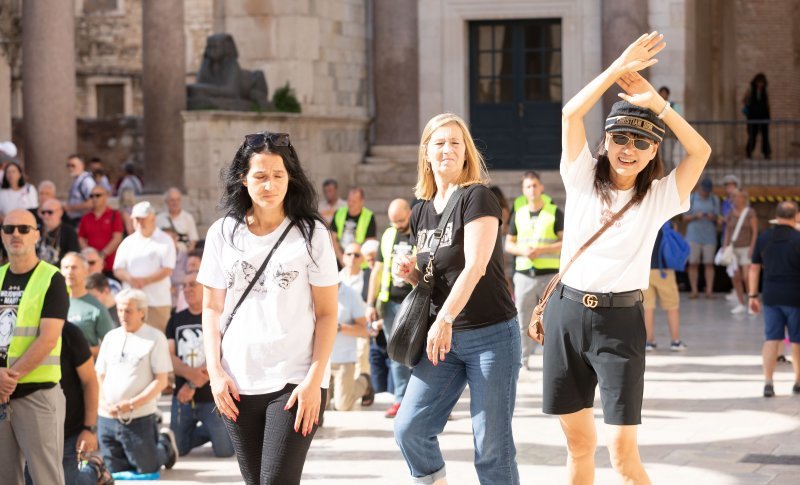 Molitelji i turisti u Splitu