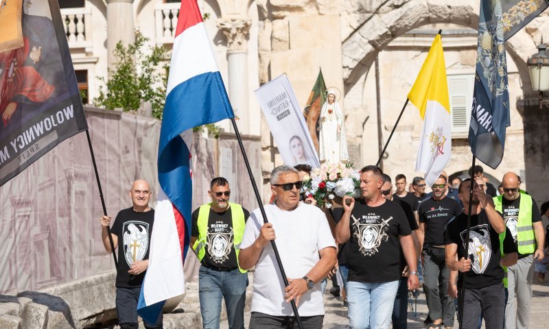 Molitelji i turisti u Splitu
