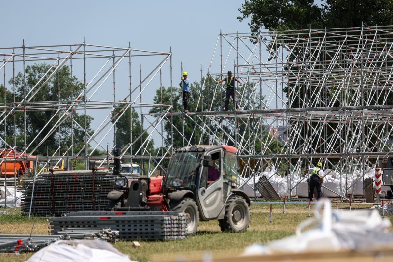 Postavljanje pozornice za koncert Marka Perkovića Thompsona na zagrebačkom Hipodromu.
