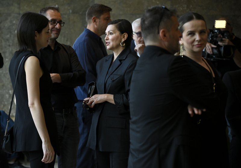 Mia Dimšić, Nina Badrić