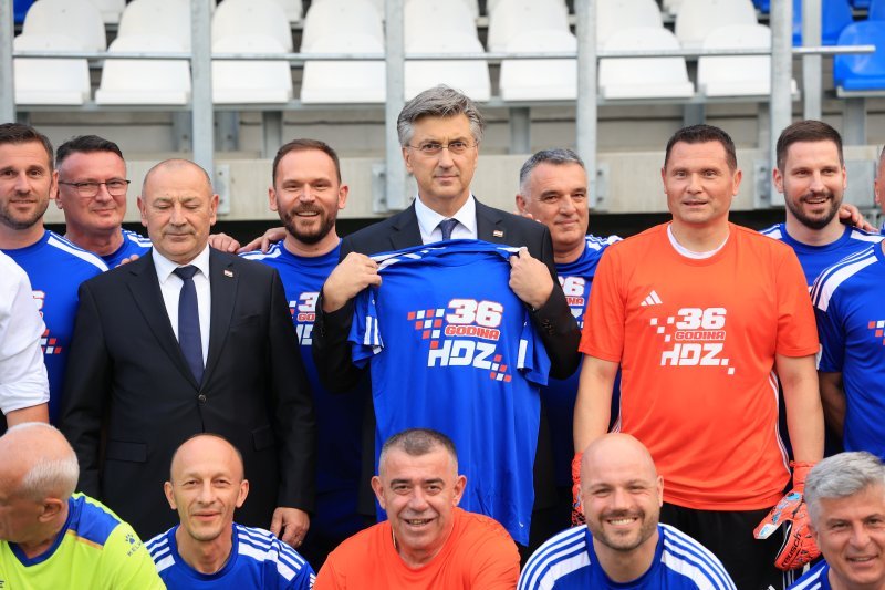 Tradicionalna utakmica nakon svečanog obilježavanja 36. obljetnice osnutka HDZ-a na terenu NK Jarun