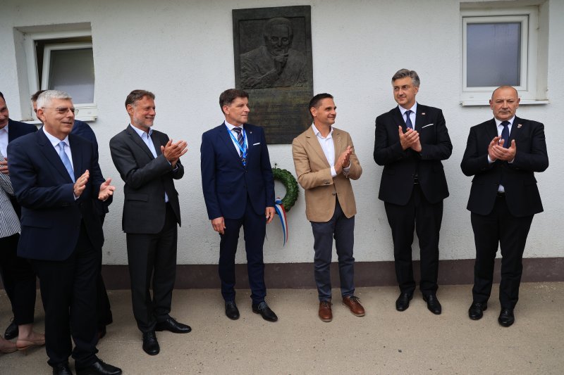 Tradicionalna utakmica nakon svečanog obilježavanja 36. obljetnice osnutka HDZ-a na terenu NK Jarun