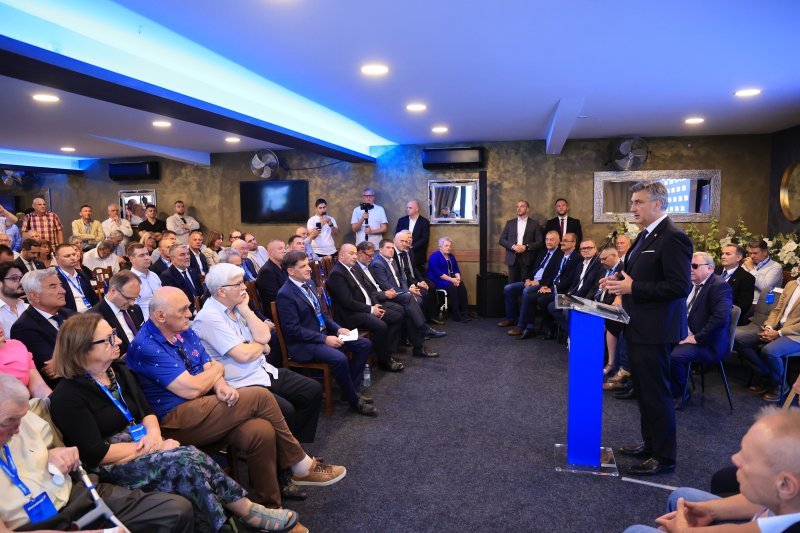 Tradicionalna utakmica nakon svečanog obilježavanja 36. obljetnice osnutka HDZ-a na terenu NK Jarun