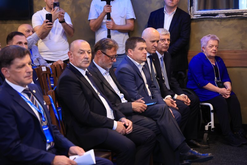 Tradicionalna utakmica nakon svečanog obilježavanja 36. obljetnice osnutka HDZ-a na terenu NK Jarun