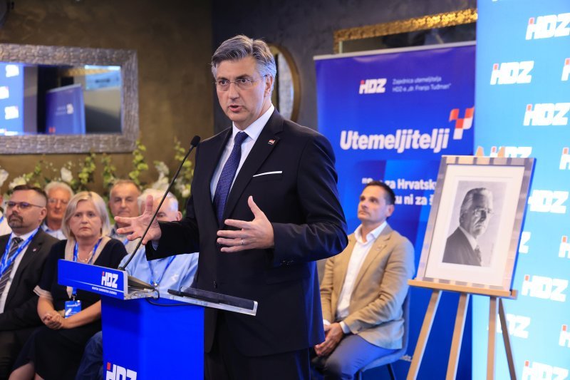 Tradicionalna utakmica nakon svečanog obilježavanja 36. obljetnice osnutka HDZ-a na terenu NK Jarun