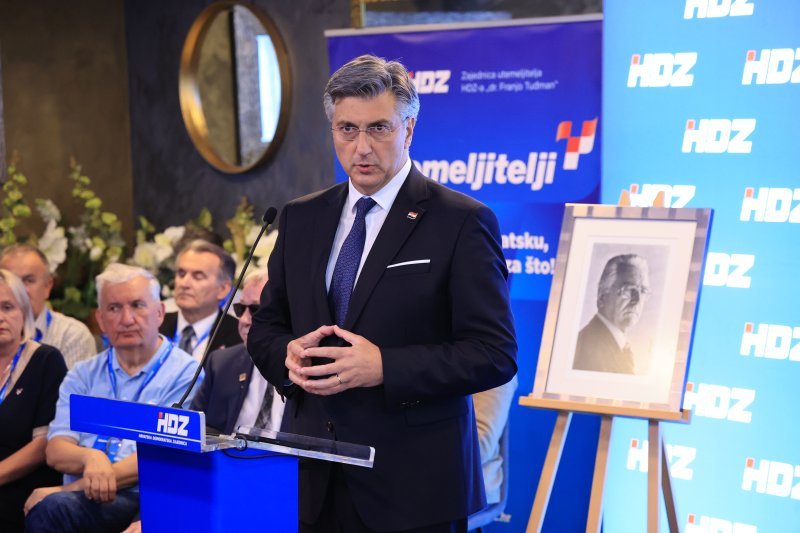 Tradicionalna utakmica nakon svečanog obilježavanja 36. obljetnice osnutka HDZ-a na terenu NK Jarun