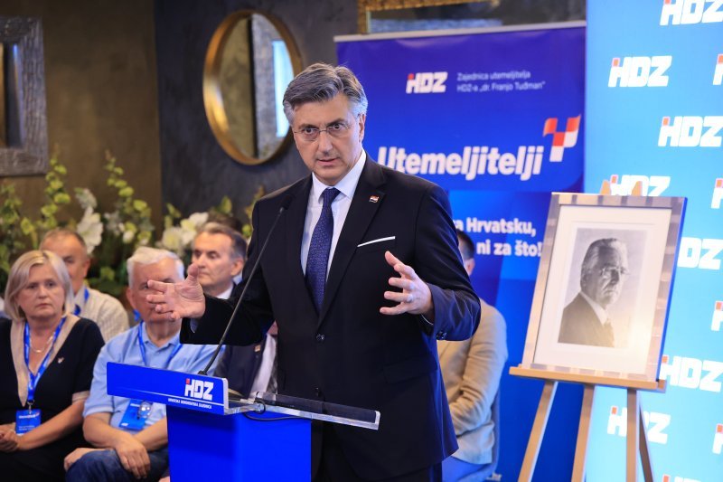 Tradicionalna utakmica nakon svečanog obilježavanja 36. obljetnice osnutka HDZ-a na terenu NK Jarun