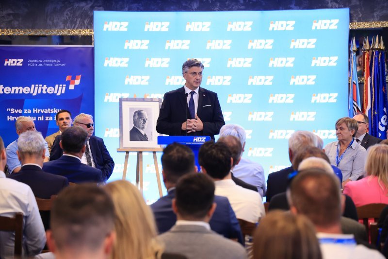 Tradicionalna utakmica nakon svečanog obilježavanja 36. obljetnice osnutka HDZ-a na terenu NK Jarun