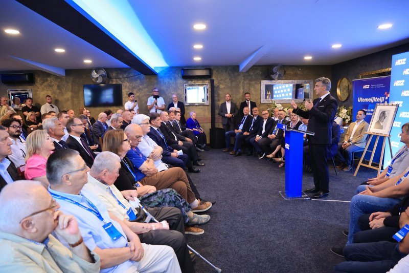 Tradicionalna utakmica nakon svečanog obilježavanja 36. obljetnice osnutka HDZ-a na terenu NK Jarun