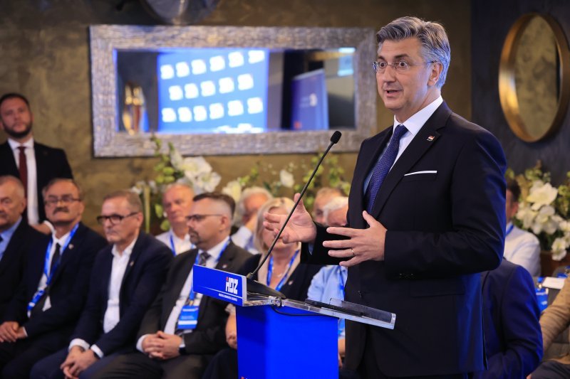 Tradicionalna utakmica nakon svečanog obilježavanja 36. obljetnice osnutka HDZ-a na terenu NK Jarun