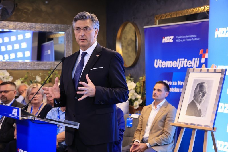 Tradicionalna utakmica nakon svečanog obilježavanja 36. obljetnice osnutka HDZ-a na terenu NK Jarun