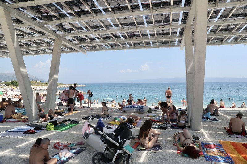 Split: Brojni posjetitelji osvježenje od vrućina pronašli su na plaži Žnjanskog platoa