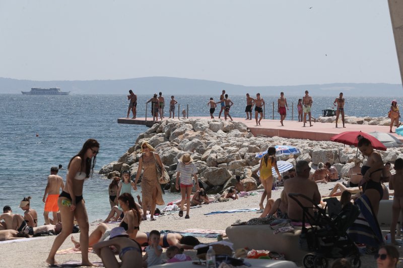 Split: Brojni posjetitelji osvježenje od vrućina pronašli su na plaži Žnjanskog platoa