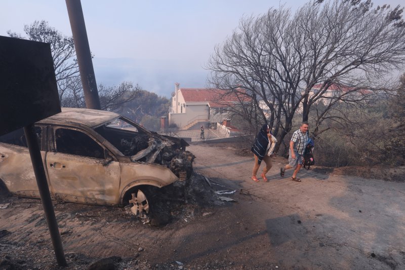 Pisak: Turisti bježe iz apartmana nakon što se požar počeo širiti, u tijeku je evakuacija