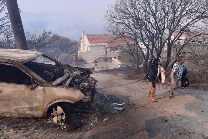Pisak: Turisti bježe iz apartmana nakon što se požar počeo širiti, u tijeku je evakuacija