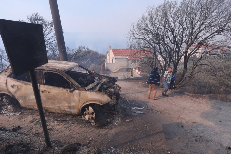 Pisak: Turisti bježe iz apartmana nakon što se požar počeo širiti, u tijeku je evakuacija