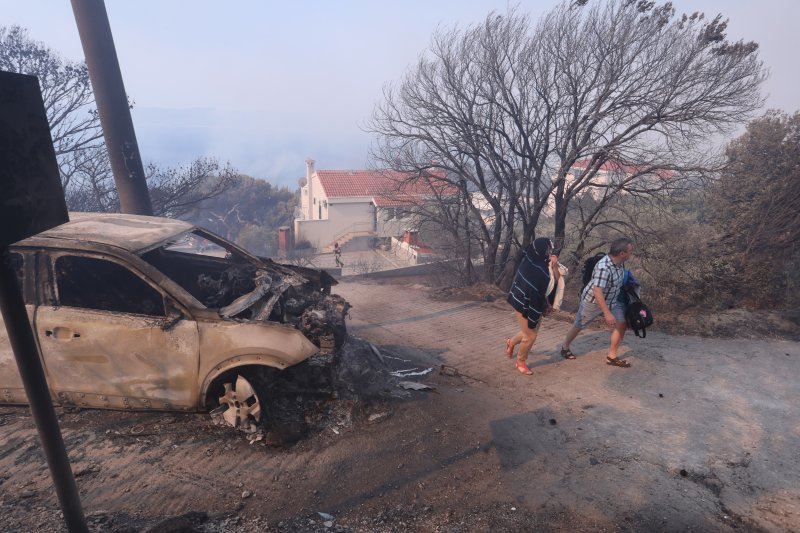 Pisak: Turisti bježe iz apartmana nakon što se požar počeo širiti, u tijeku je evakuacija