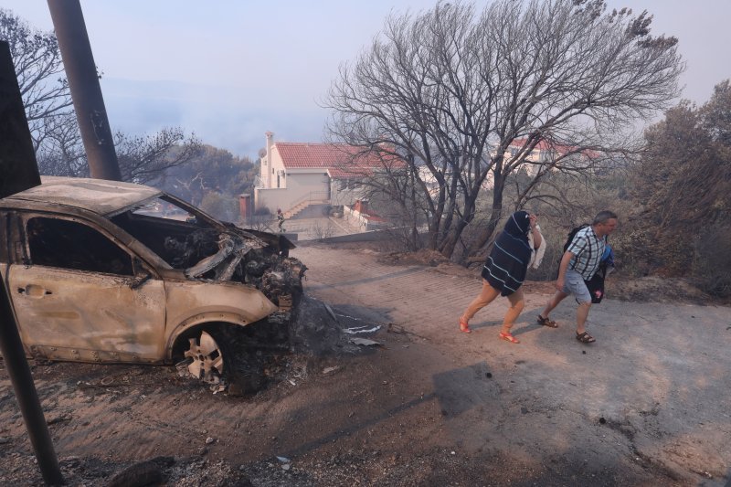 Pisak: Turisti bježe iz apartmana nakon što se požar počeo širiti, u tijeku je evakuacija
