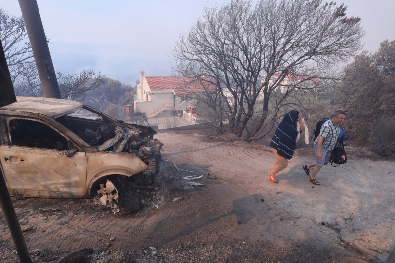 Pisak: Turisti bježe iz apartmana nakon što se požar počeo širiti, u tijeku je evakuacija