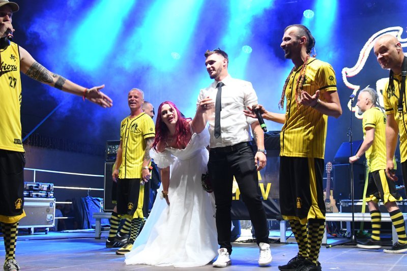Mladenci sa svadbe došli na koncert Dubioze