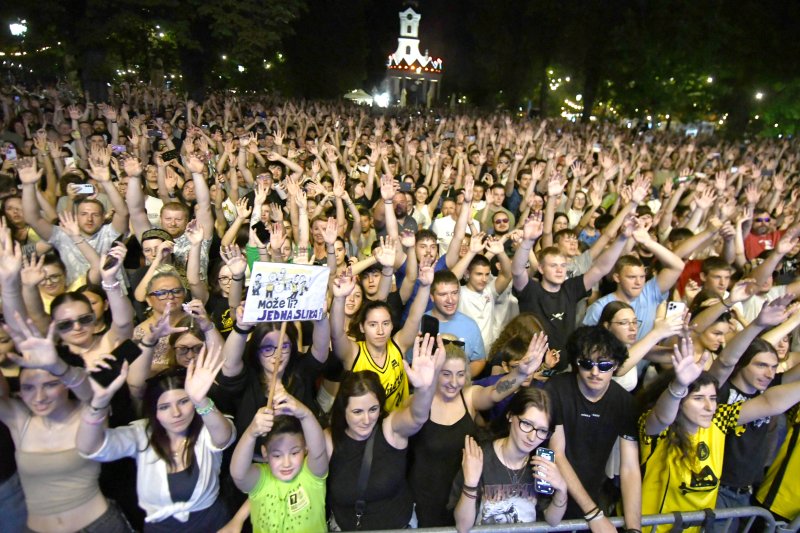 Mladenci sa svadbe došli na koncert Dubioze
