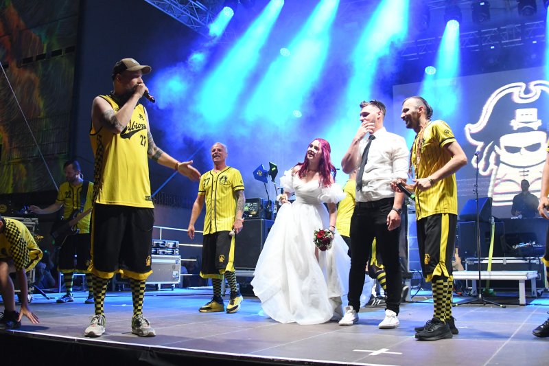 Mladenci sa svadbe došli na koncert Dubioze