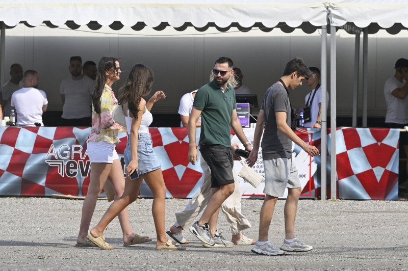 Otvaranje fan zone za posjetitelje Thompsonova koncerta u parku Bundek