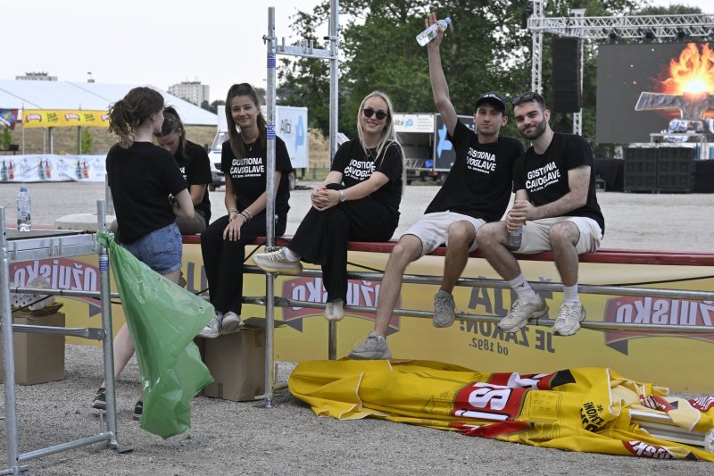 Otvaranje fan zone za posjetitelje Thompsonova koncerta u parku Bundek