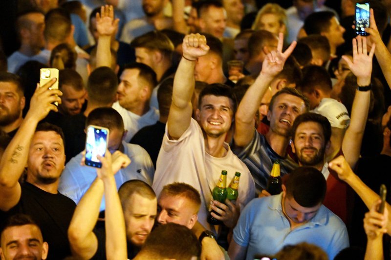 Atmosfera na Cvjetnom trgu noć uoči Thompsonova koncerta