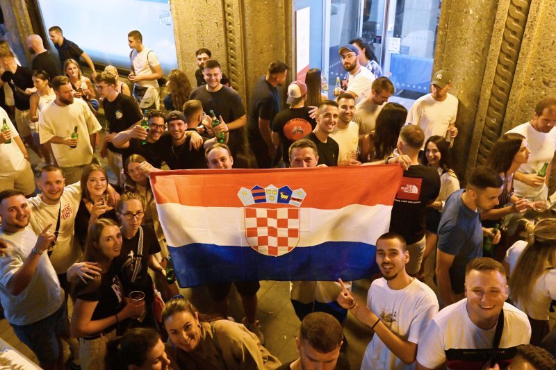 Atmosfera na Cvjetnom trgu noć uoči Thompsonova koncerta