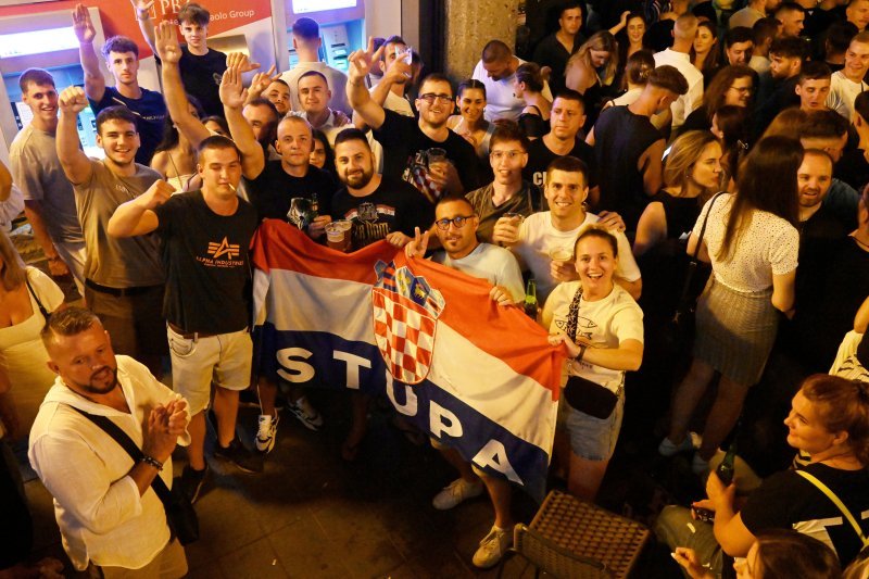 Atmosfera na Cvjetnom trgu noć uoči Thompsonova koncerta