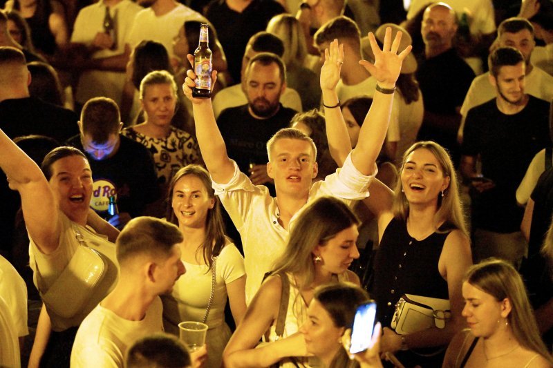 Atmosfera na Cvjetnom trgu noć uoči Thompsonova koncerta