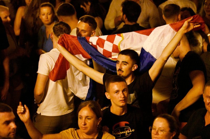 Atmosfera na Cvjetnom trgu noć uoči Thompsonova koncerta