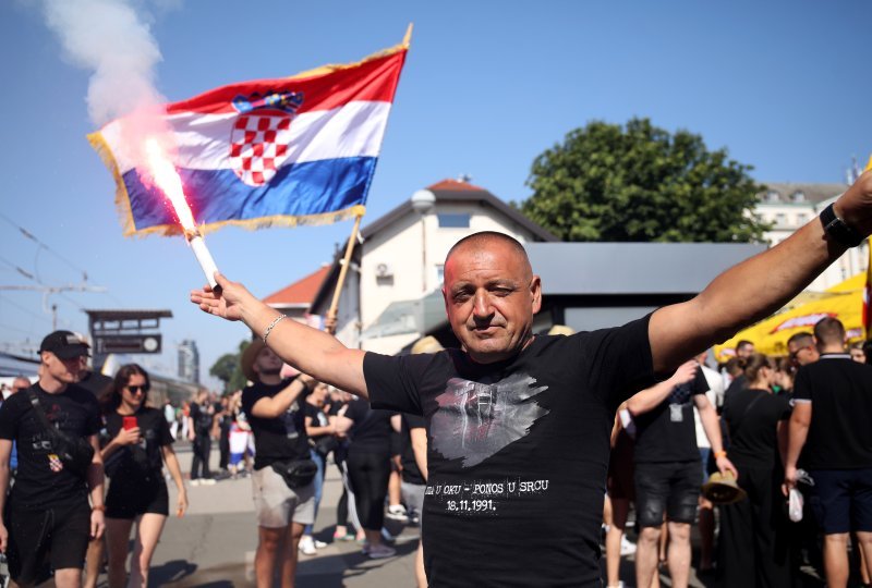 Thompsonovi fanovi na željezničkom kolodvoru u Zagrebu