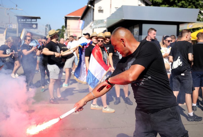 Thompsonovi fanovi na željezničkom kolodvoru u Zagrebu