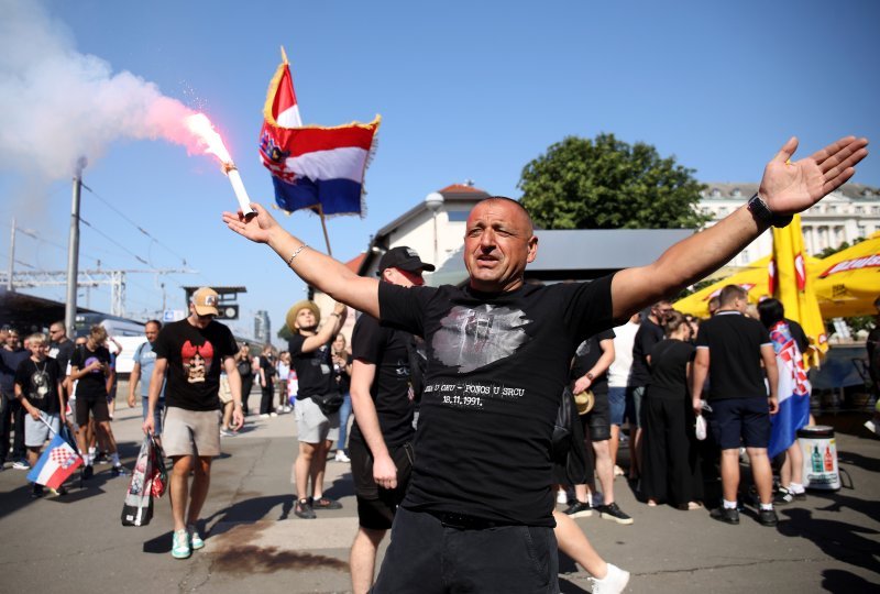 Thompsonovi fanovi na željezničkom kolodvoru u Zagrebu