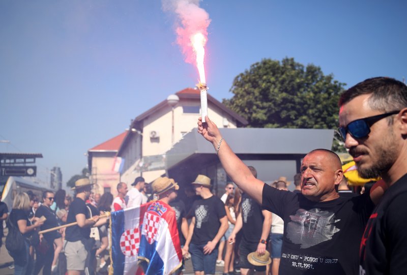 Thompsonovi fanovi na željezničkom kolodvoru u Zagrebu
