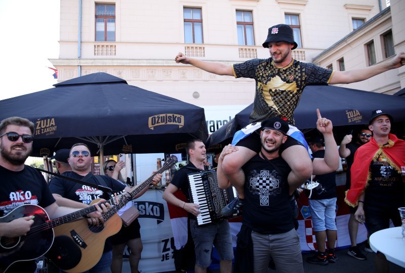 Thompsonovi fanovi na željezničkom kolodvoru u Zagrebu