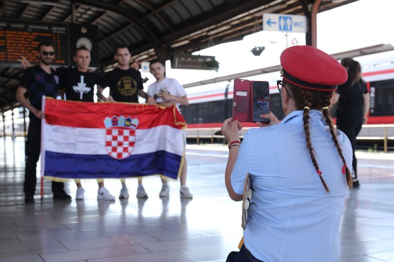 Thompsonovi fanovi na željezničkom kolodvoru u Zagrebu