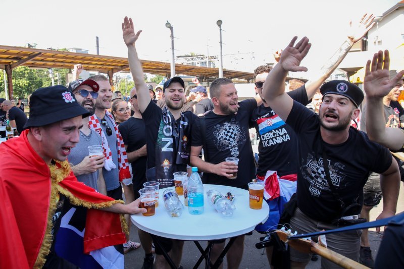 Thompsonovi fanovi na željezničkom kolodvoru u Zagrebu