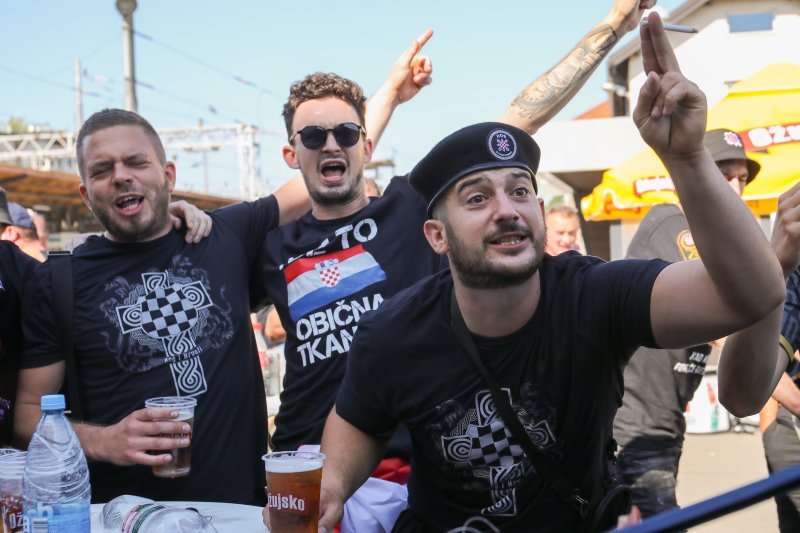 Thompsonovi fanovi na željezničkom kolodvoru u Zagrebu