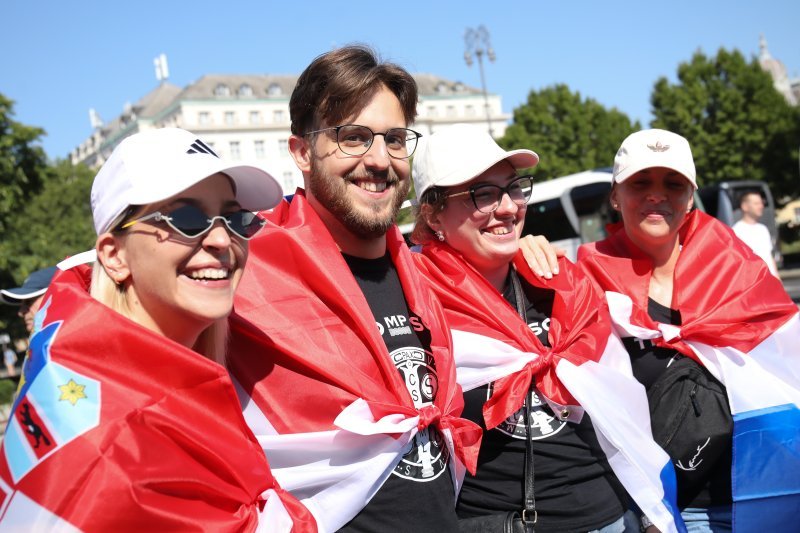 Thompsonovi fanovi na željezničkom kolodvoru u Zagrebu