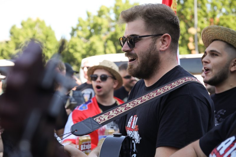 Thompsonovi fanovi na željezničkom kolodvoru u Zagrebu