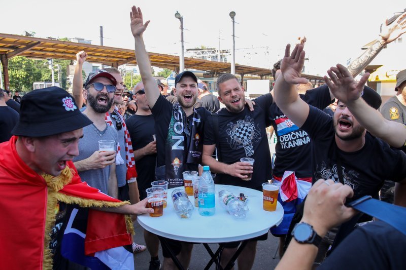Thompsonovi fanovi na željezničkom kolodvoru u Zagrebu