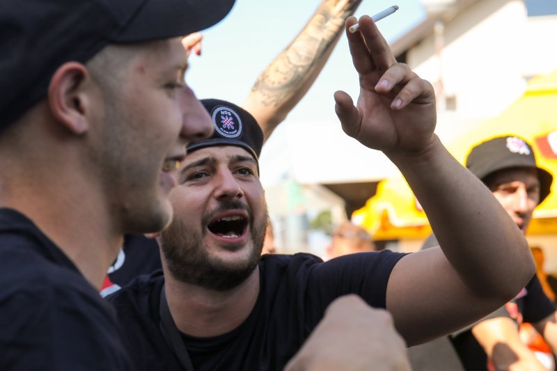 Thompsonovi fanovi na željezničkom kolodvoru u Zagrebu
