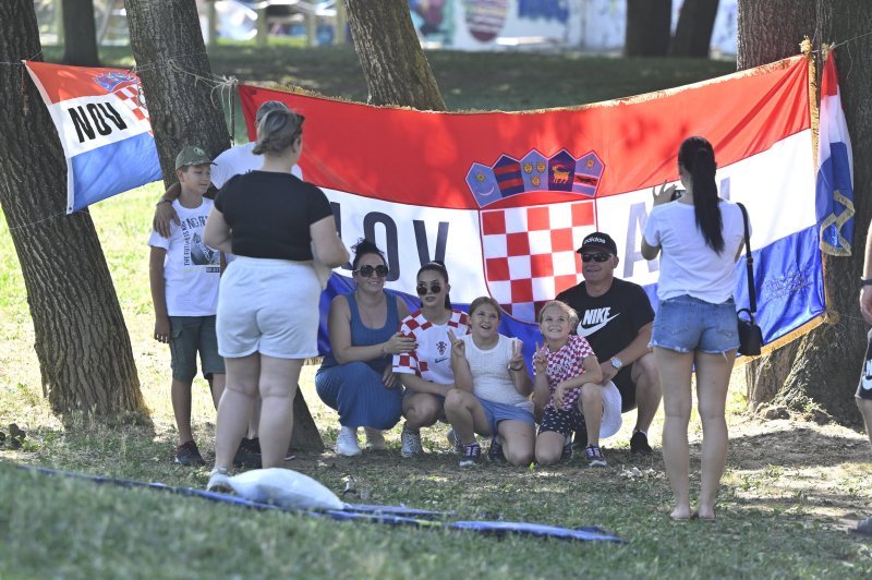 Atmosfera u fanzoni na Bundeku uoči Thompsonovog koncerta