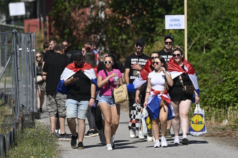 Atmosfera u fanzoni na Bundeku uoči Thompsonovog koncerta