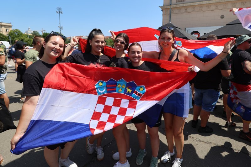 Atmosfera na Glavnom kolodvoru uoči početka Thompsonova koncerta
