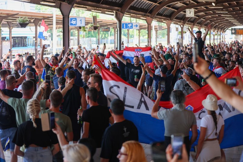 Atmosfera na Glavnom kolodvoru uoči početka Thompsonova koncerta