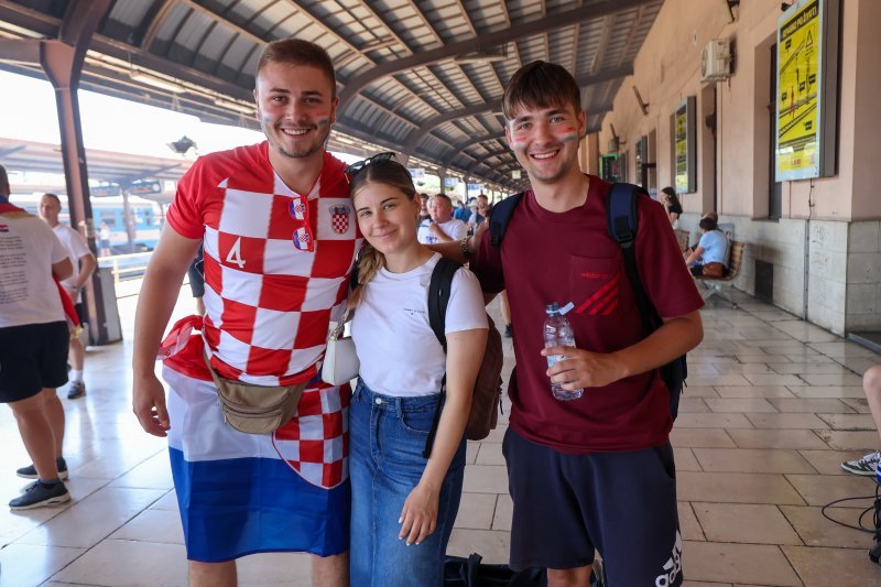 Atmosfera na Glavnom kolodvoru uoči početka Thompsonova koncerta